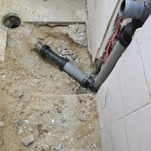 תמונה של עבודת אינסטלציה עם צינורות וחול