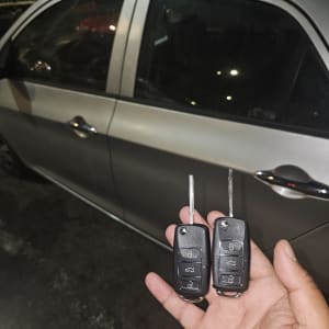 מפתחות רכב מול דלת רכב חונה