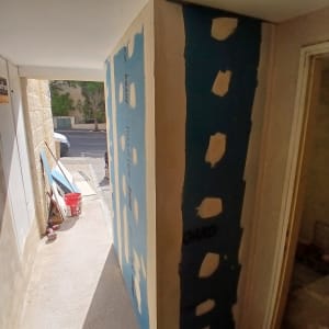 קיר גבס עם לוחות כחולים וחומרי בנייה