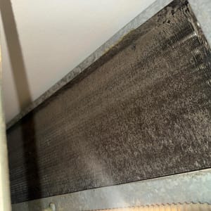 יחידת מיזוג אוויר עם צינורות וחלקים מתכתיים