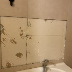 פירוק והכנת תשתית להדבקת אריחים בקיר מעל הכיור