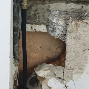 צנרת ותשתית מים בקיר חשוף