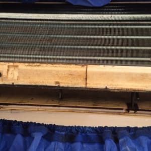 יחידת מיזוג אוויר עם חלקים פנימיים גלויים