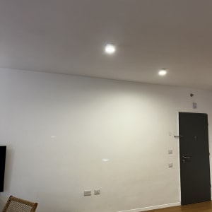 שני פנסי תקרה דולקים על קיר לבן