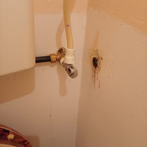 צינור מים מחובר לשסתום על קיר