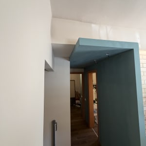 קיר צבוע בגוונים שונים עם תקרה לבנה