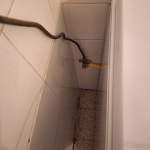 צינור גז מחובר לקיר עם ברז גז