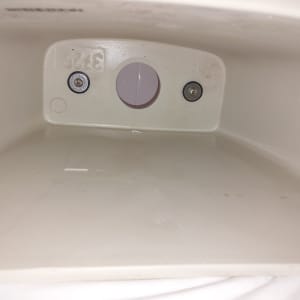 חלק פנימי של כיור עם ברגים