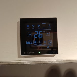 מסך בקרת מזגן עם טמפרטורה 26 מעלות