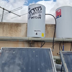 דוד שמש ומערכת סולארית על גג עם שמיים כחולים