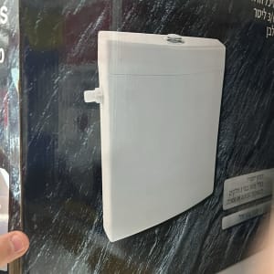 אריזת מיכל הדחה לבן עם כיתוב באנגלית