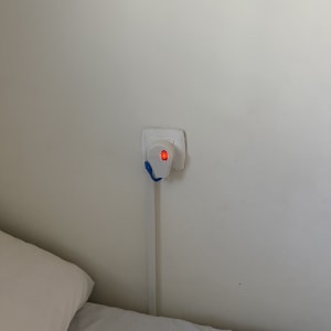 שקע חשמל עם תקע ומנורת חיווי אדומה