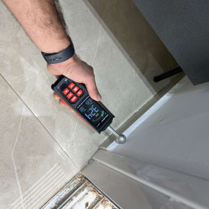 מד לחות על רצפה ליד קיר