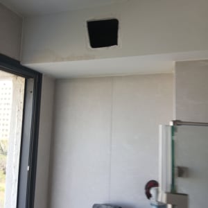 חדר עם חור בקיר וכלי עבודה על הרצפה