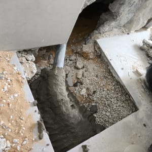 צינור מים מותקן בתוך בטון וחול