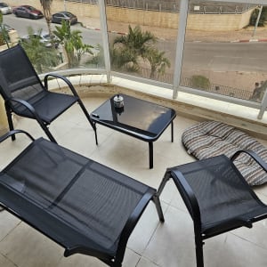 מרפסת עם כיסאות ושולחן, פחית על השולחן