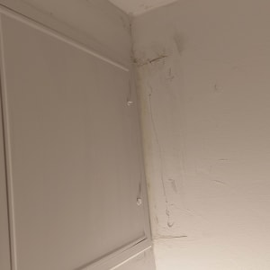 תקרה עם סימני רטיבות ליד פתח מיזוג אוויר