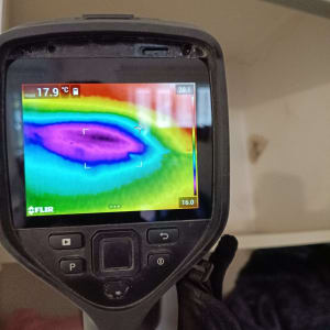 מד חום תרמי מציג אזור צבעוני על מסך