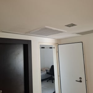 תקרת גבס עם פתחי אוורור ודלתות בחדר