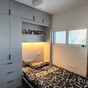 חדר שינה עם מיטה, ארון קיר, כדורסל על הקיר