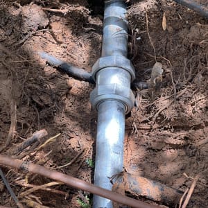 צינור פלסטיק באדמה עם מחבר מתכת