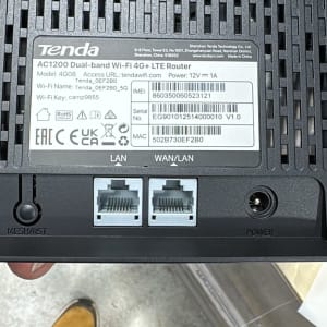 נתב Tenda עם חיבורים ותוויות