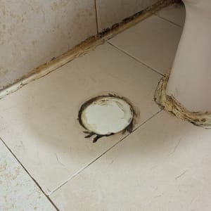 תיקון ריצוף ליד אסלה בחדר אמבטיה