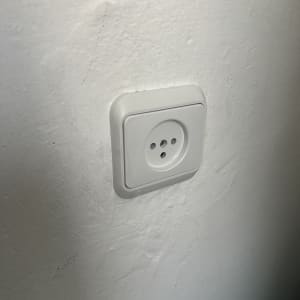 שקע חשמלי על קיר לבן