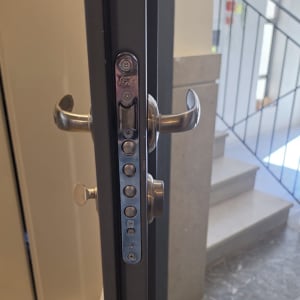 תקריב של מנעול רב-בריחי מותקן בדופן דלת כניסה