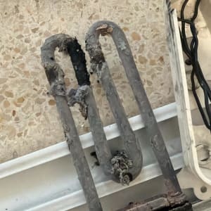 גוף חימום פגום על משטח עבודה