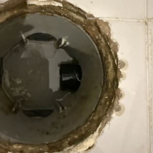 ניקוז מים עם לכלוך סביבו