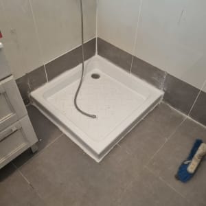 מקלחון עם צינור ומברשת על הרצפה