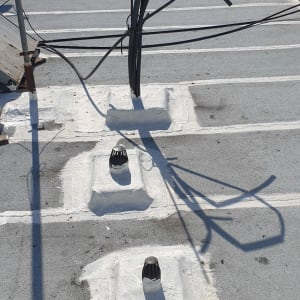 גג אטום עם צינורות ואוורור