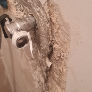 ברז מתכת בקיר עם טפלון, תיקון צנרת