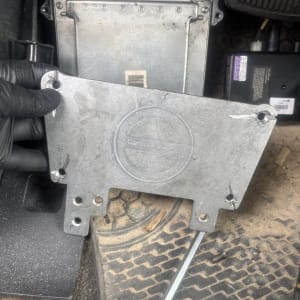 חלקי רכב ומערכת נעילה בתא הנהג