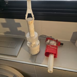 חלקי אינסטלציה על מדף בחדר אמבטיה