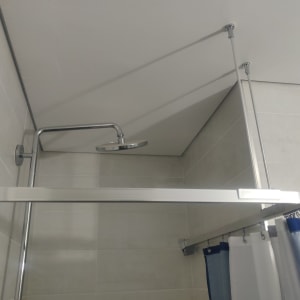 מוט מקלחת מתכת עם וילון תלוי