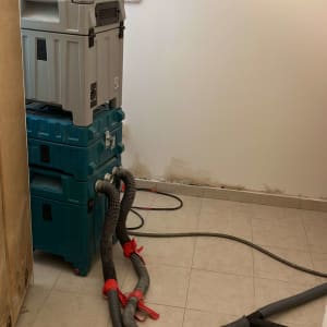 מכונות ייבוש עם צינורות בחדר עם קיר לח