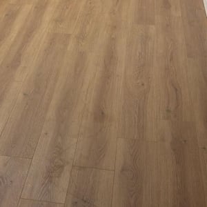 רצפת פרקט עץ עם קיר בטון ורגלי סולם אדום