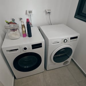 מכונת כביסה ומייבש כביסה עם חומרי ניקוי