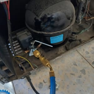 מדחס מקרר עם צינור כחול מחובר