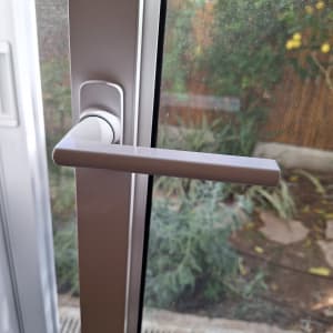 ידית אלומיניום על חלון זכוכית