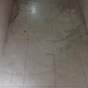 רצפה מלוכלכת עם כתמים וסדקים