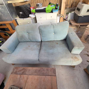 ספה מלוכלכת עם כתמים, אופניים ברקע