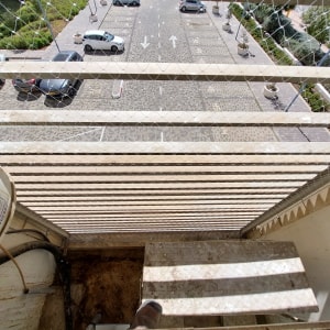 רשת הגנה נגד יונים מותקנת על מרפסת