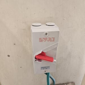 מפסק בידוד (פאקט) תלת פאזי מותקן על קיר