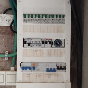 לוח חשמל עם מפסקים וחוטים ירוקים