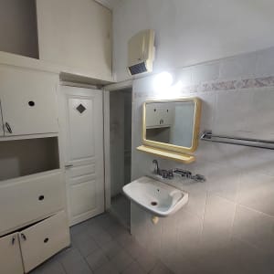 חדר אמבטיה עם כיור, מראה וארונות