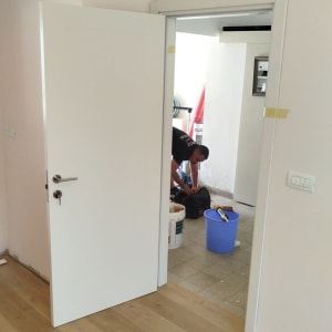 דלת לבנה פתוחה עם ידית מתכת כסופה