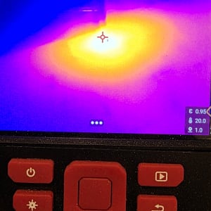 תצוגת מצלמה תרמית עם אזור חם במרכז